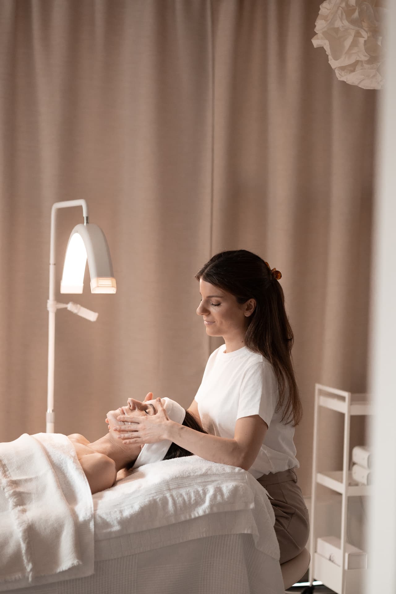 Masaż twarzy w salonie kosmetyki naturalnej SKiN w Białymstoku — manualna praca dłoni kosmetolożki