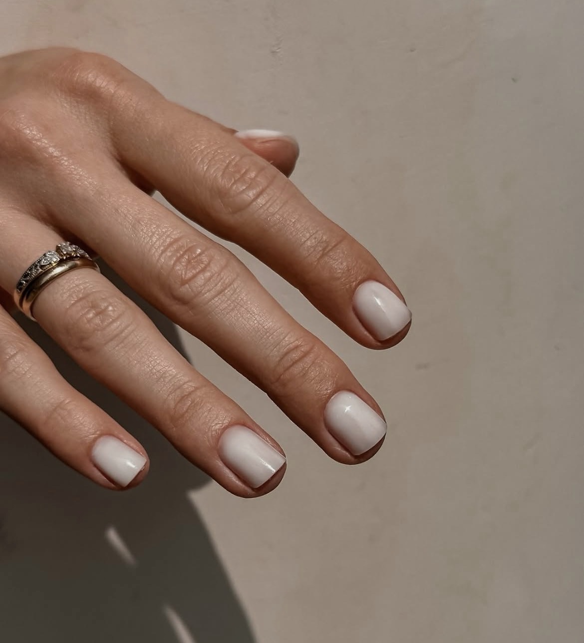 Manicure hybrydowy biały french — eleganckie paznokcie wykonane w salonie SKiN w Białymstoku